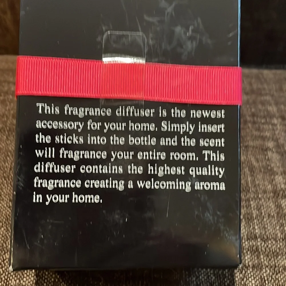 Set of Two Oil Diffusers with Oil - Picture 4 of 11